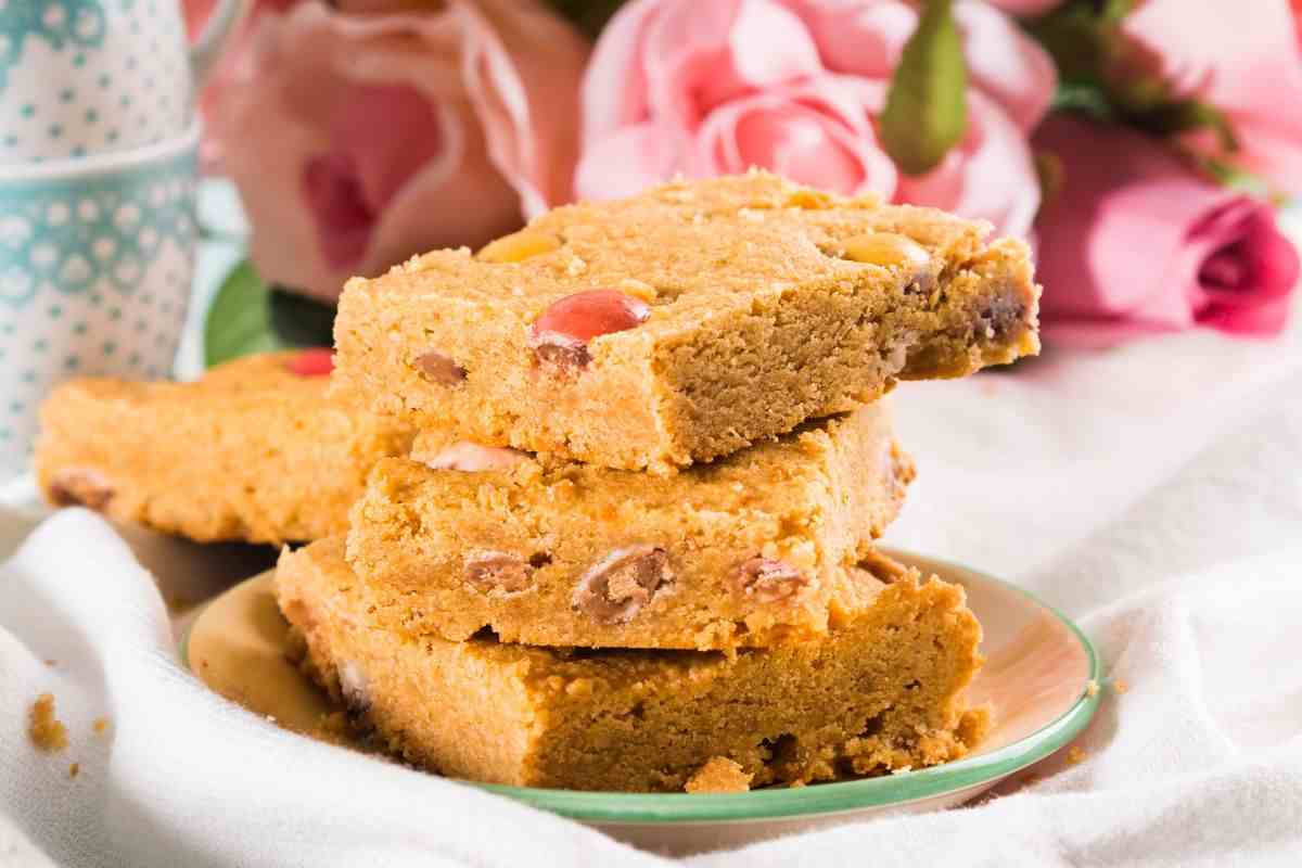 brownie bianchi con confettini in piato