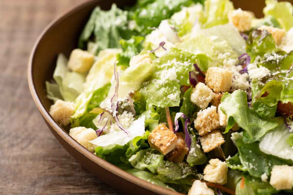 ciotola con caesar salad