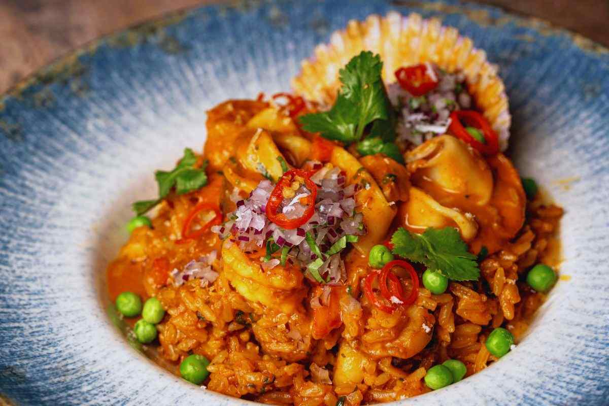 piatto di calamari con sugo e piselli