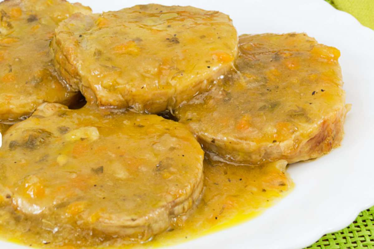 fettine di carne ricoperte di sugo