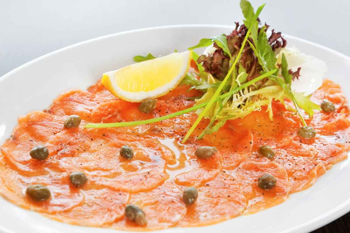 piatto con carpaccio di salmone