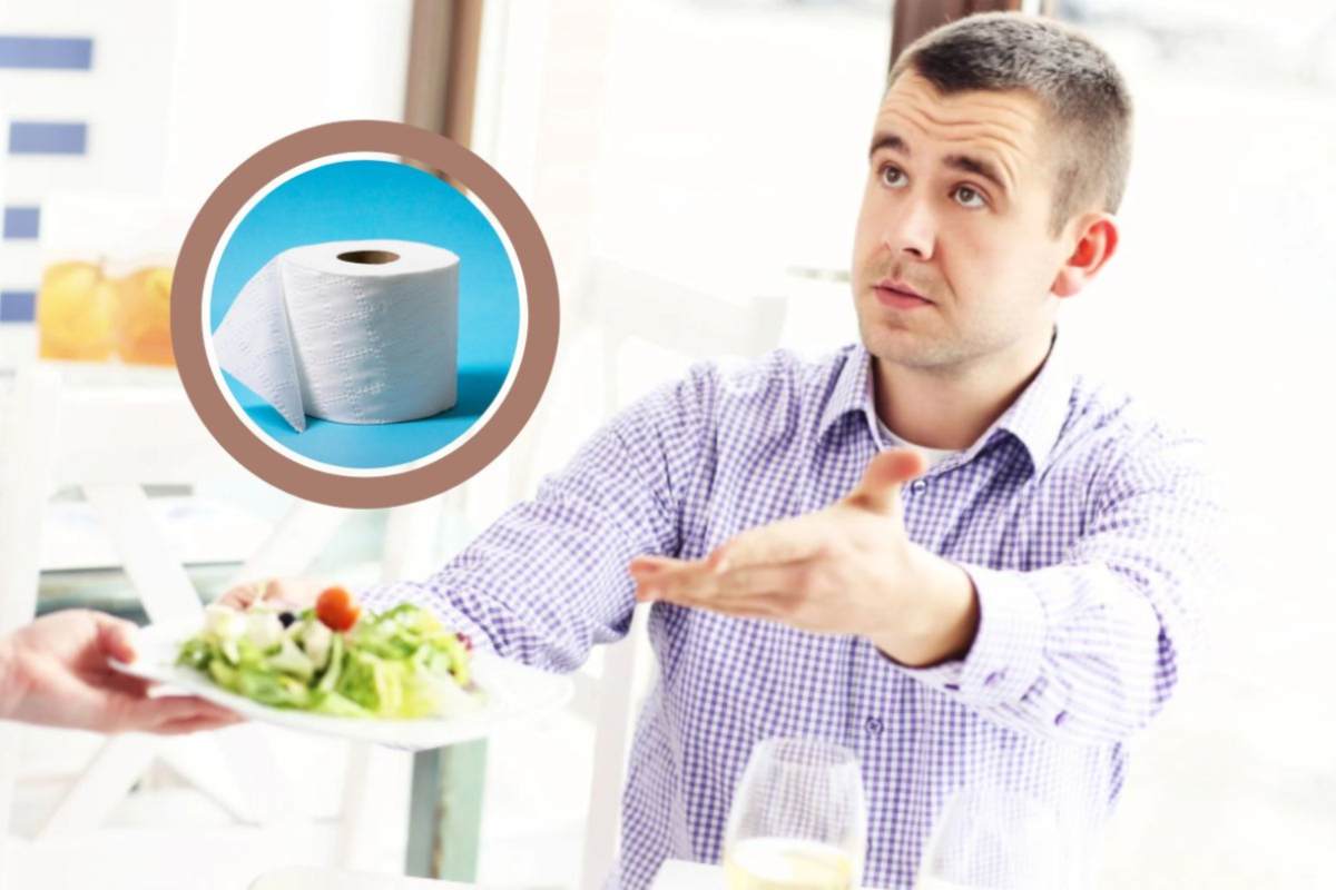 cliente seduto ad un tavolo del ristorante che si lamenta e nel riquadro un rotolo di carta igienica