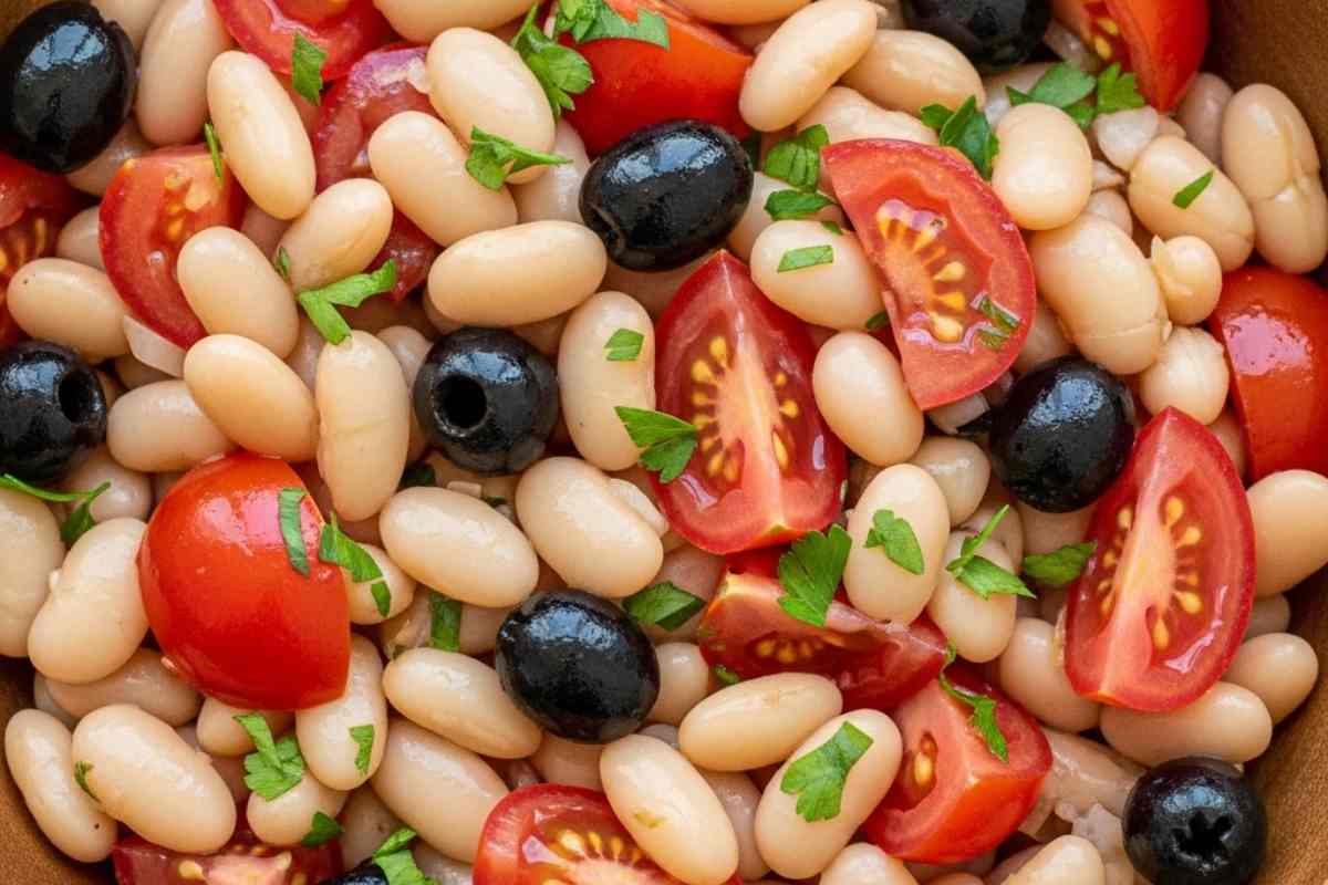 fagioli conditi con pomodori e olive