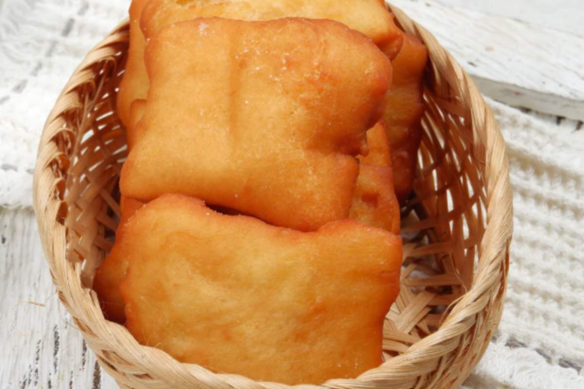 pane per tramezzini fritto in un cestino
