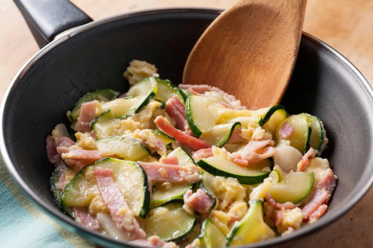 padella con zucchine uova e prosciutto