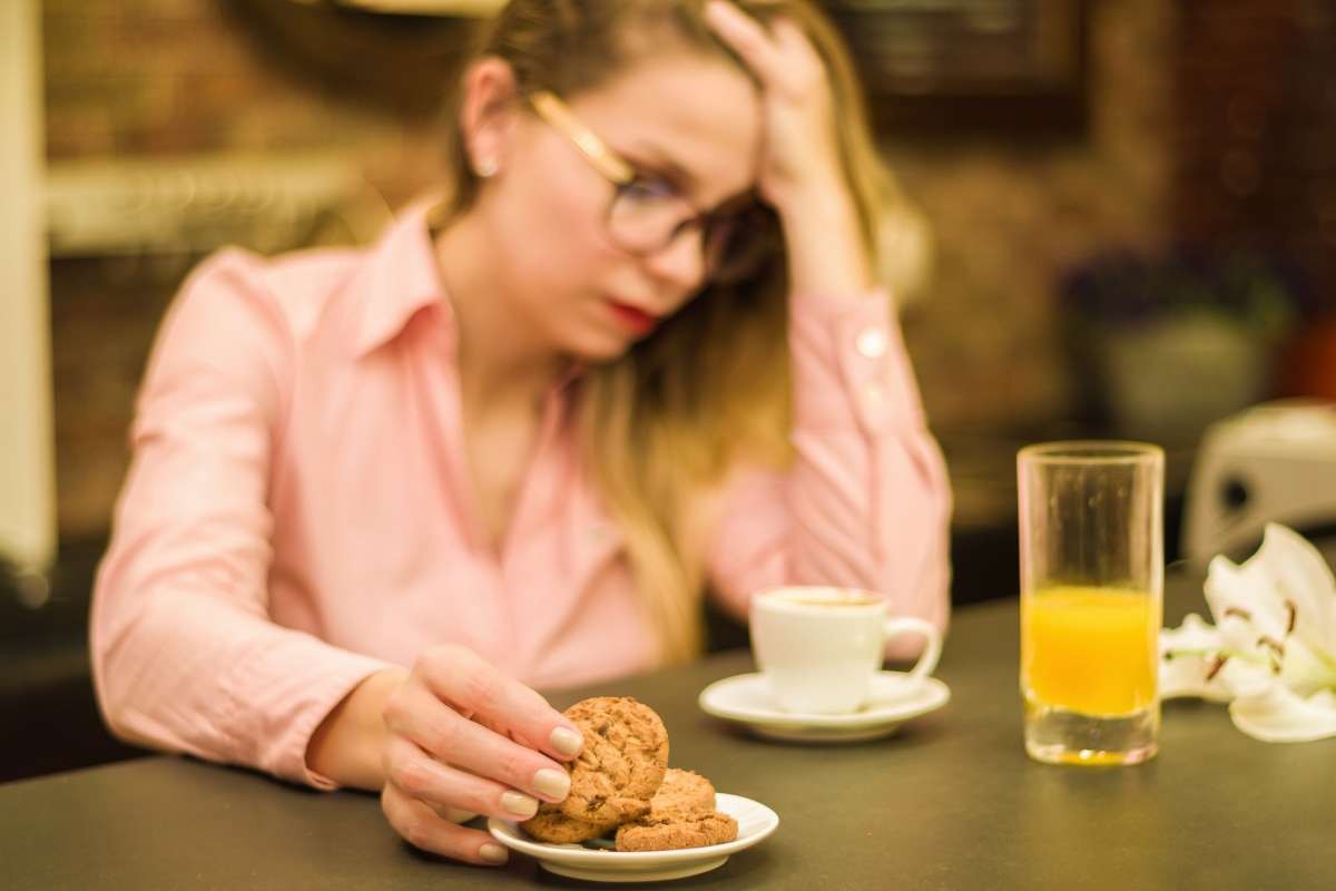 donna che mangia i biscotti