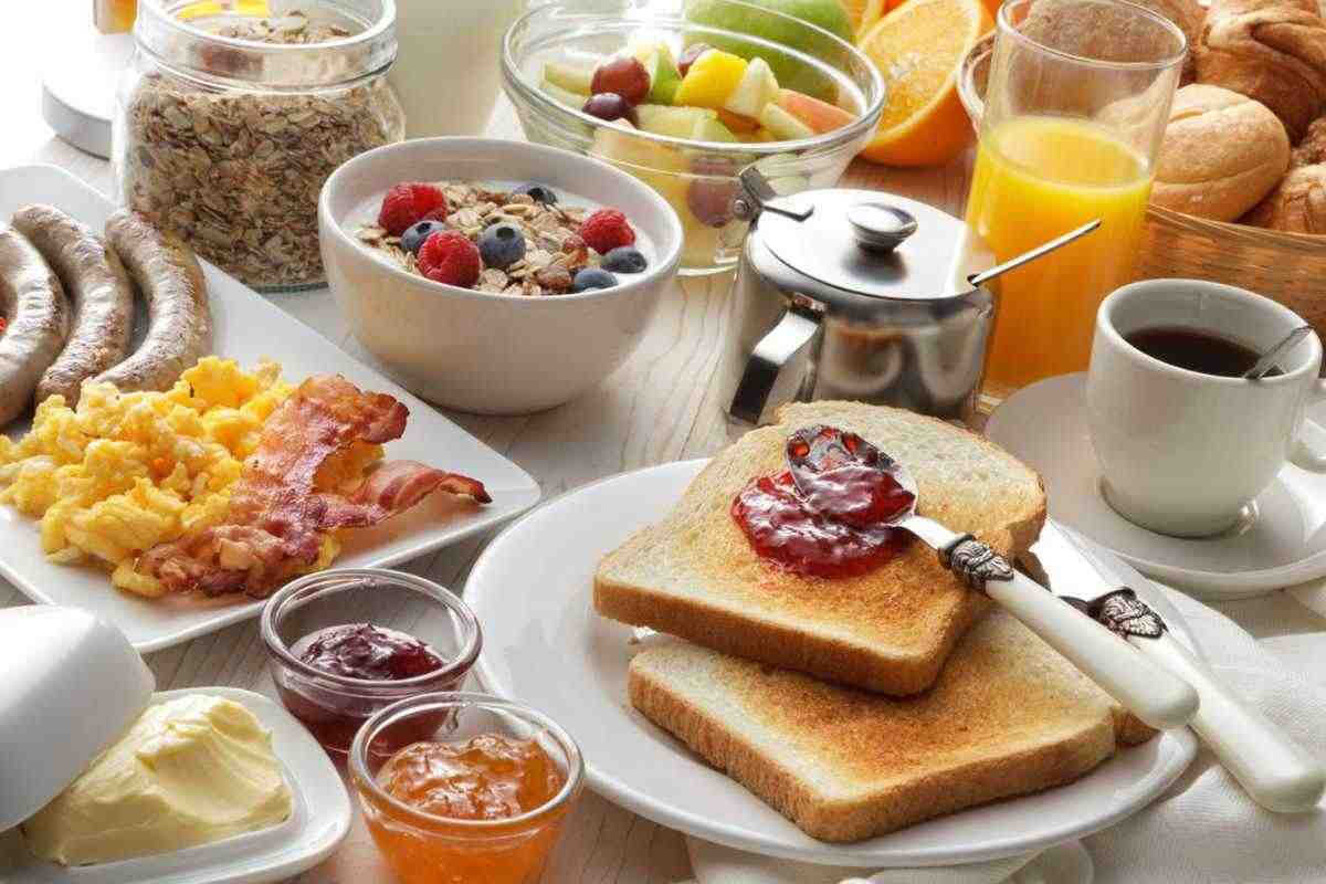 tavola con vari alimenti per la colazione