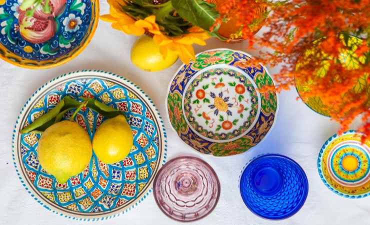 piatti colorati e limoni