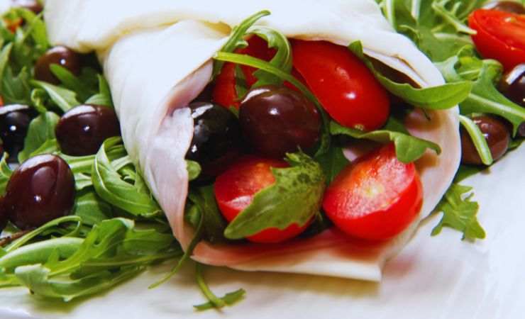 una sfoglia di mozzarella con dentro rucola, pomodoro e olive