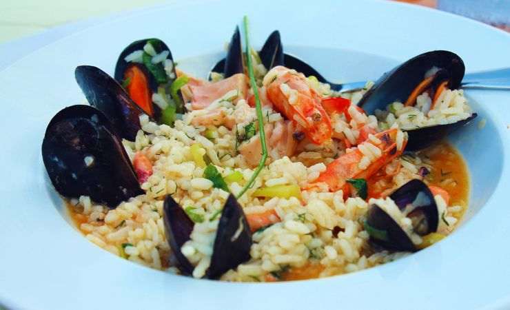 un piatto di riso col pesce