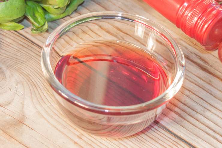 ciotola con aceto rosso