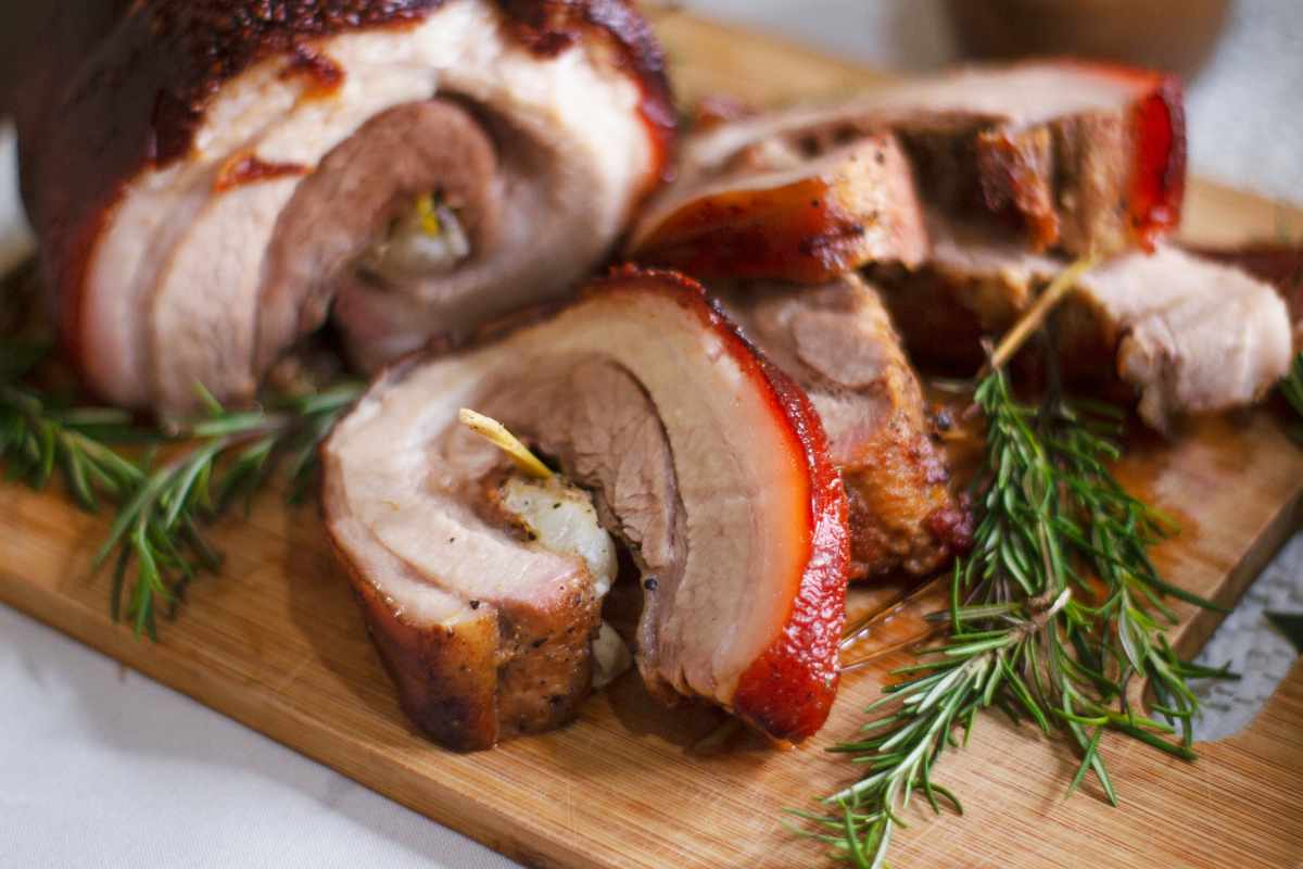 coniglio in porchetta su tagliere
