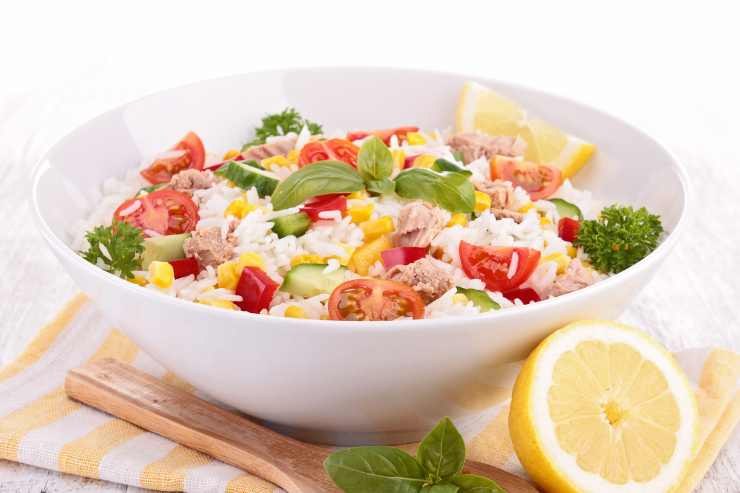 ciotola con insalata di riso