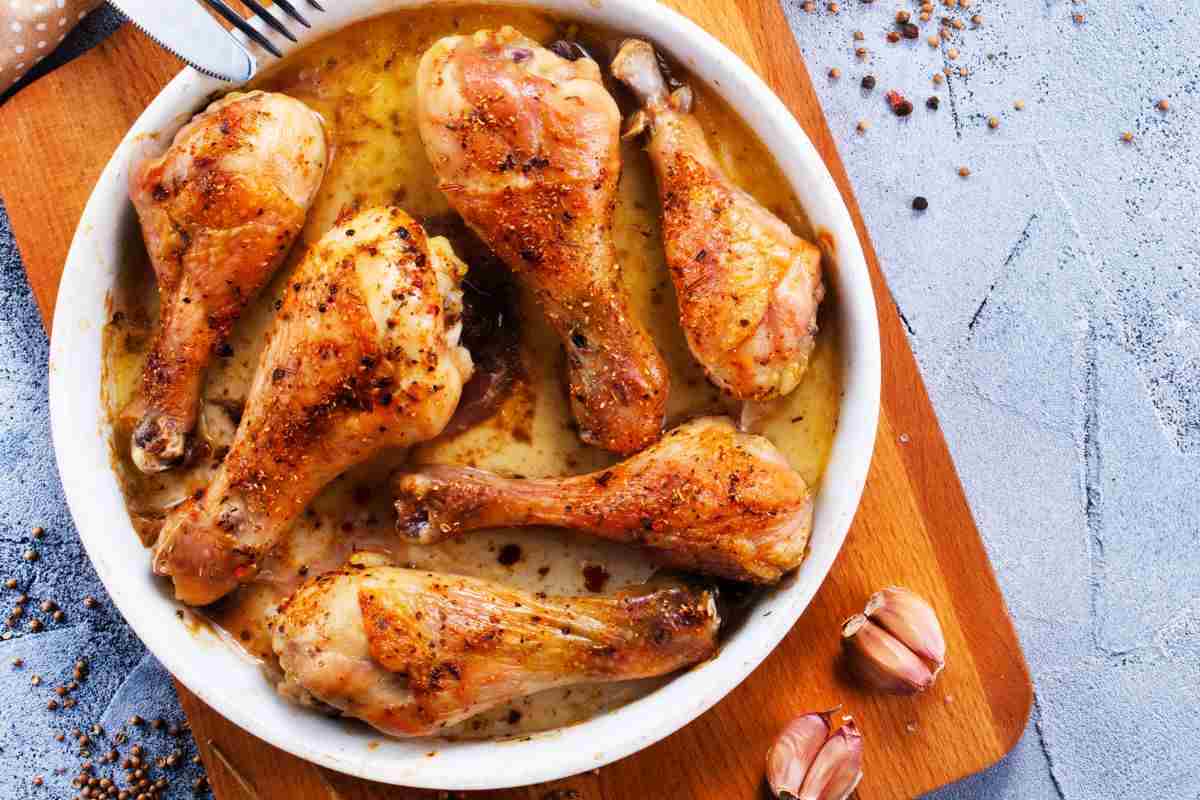 cosce di pollo in una pirofila