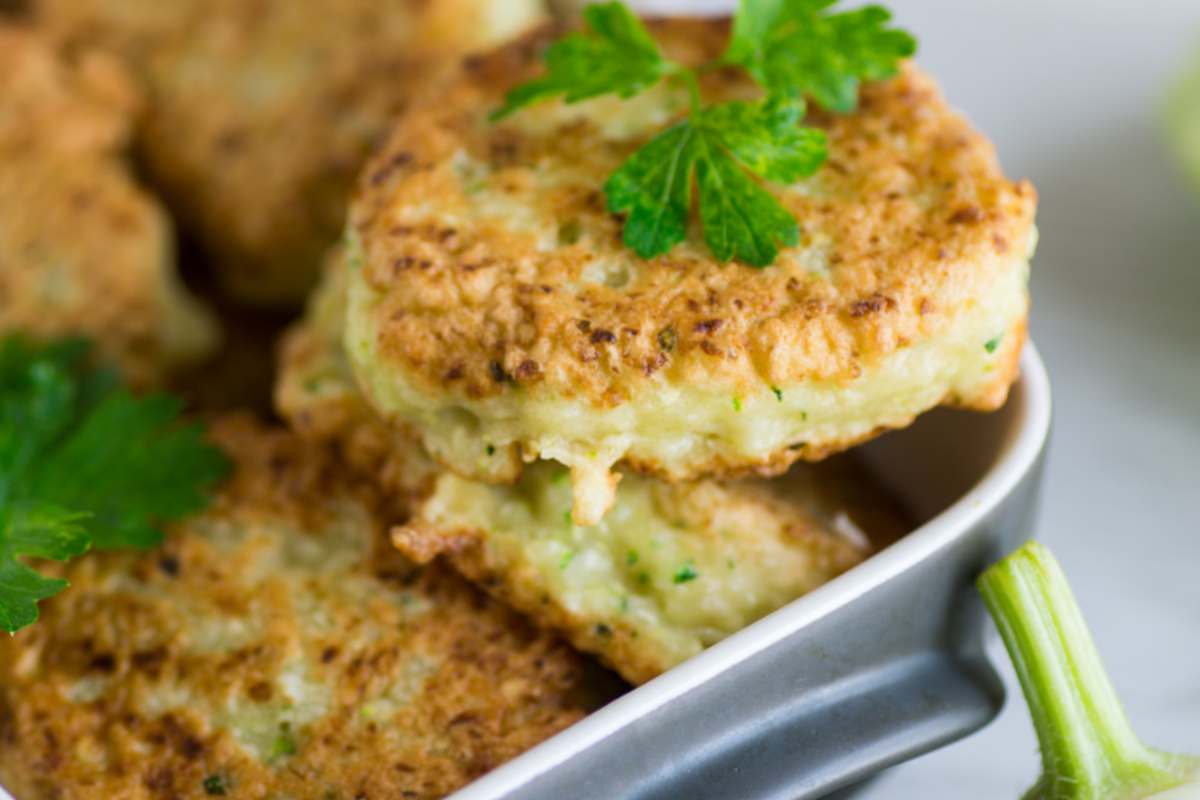 cotolette di zucchine in una teglia