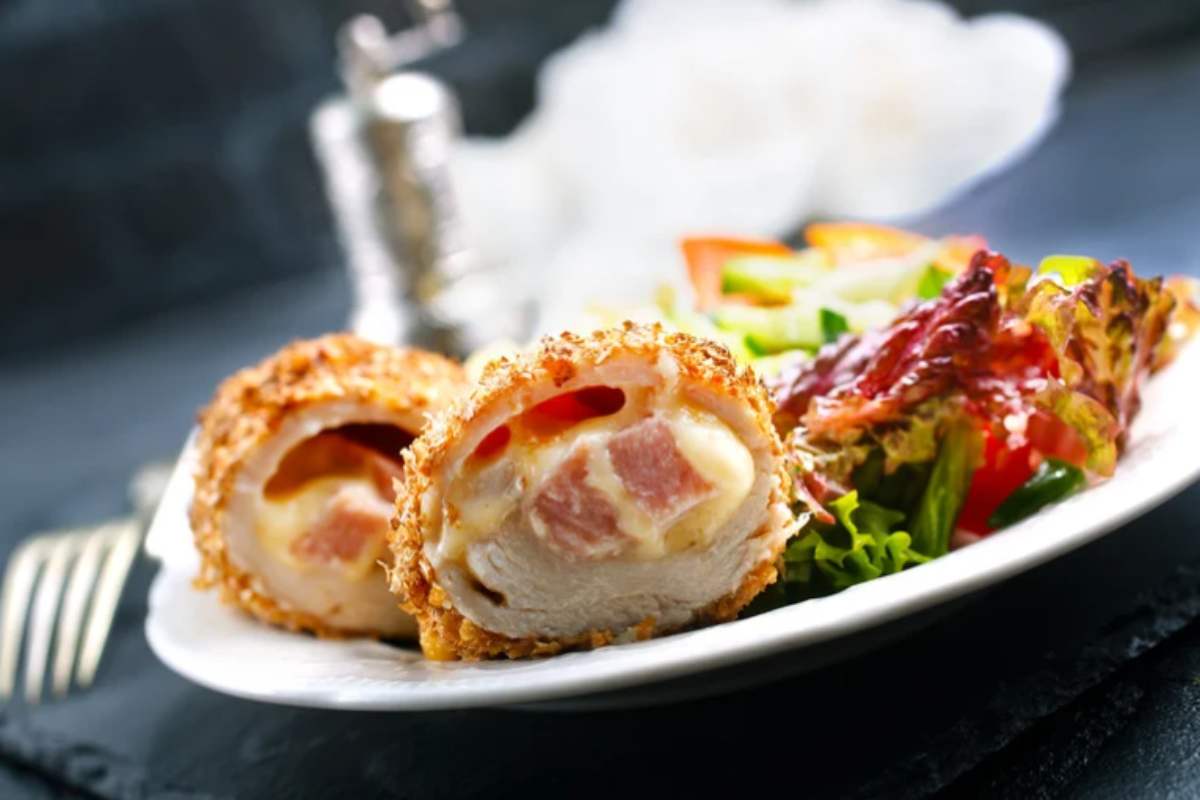 cotolette di pollo ripiene in un piatto