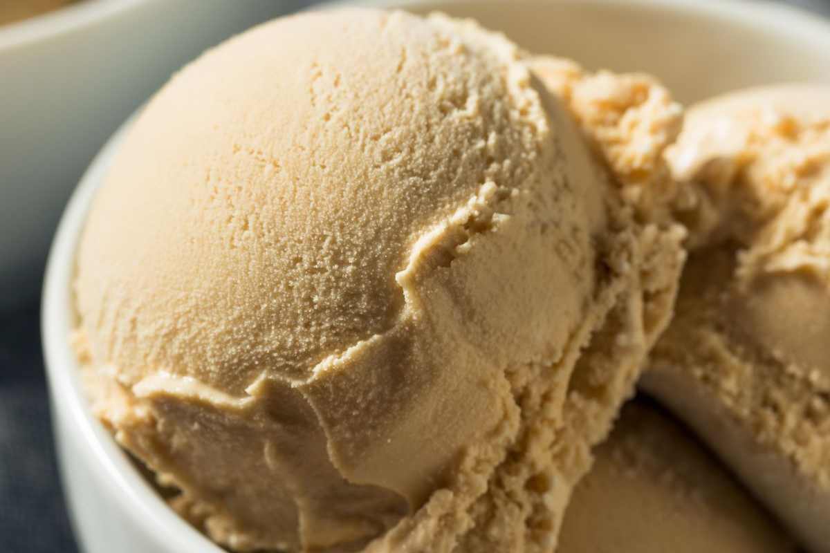 pallina di gelato al caffè