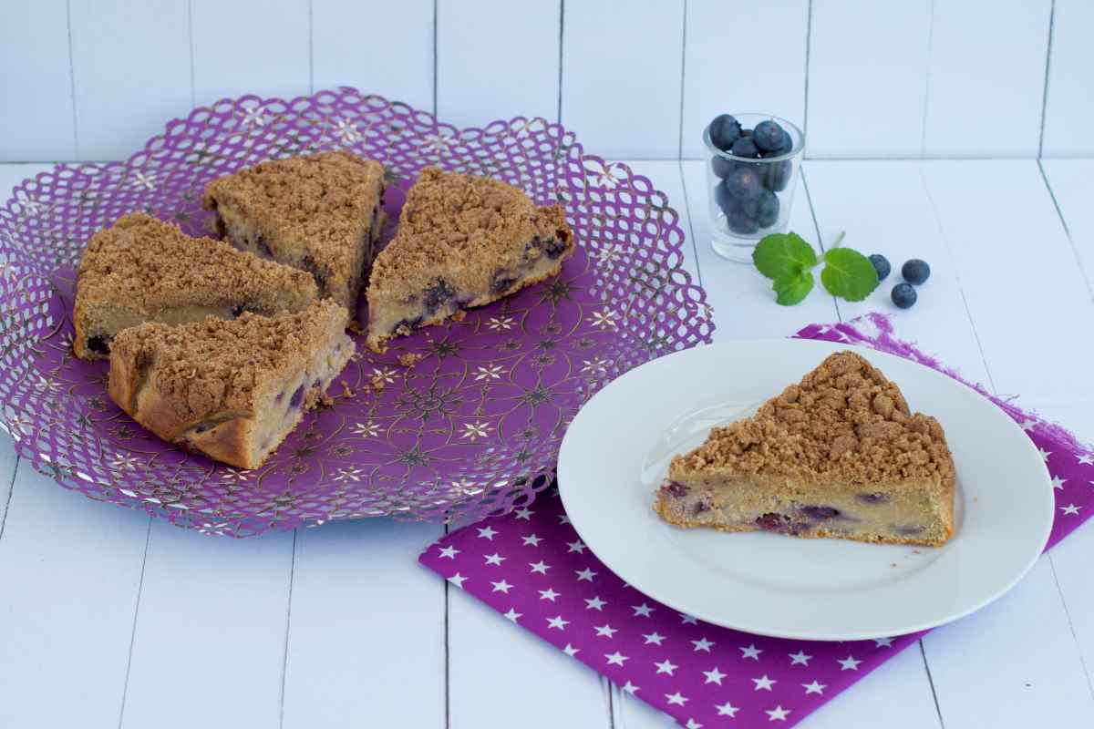 crostata sbriciolata ai mirtilli