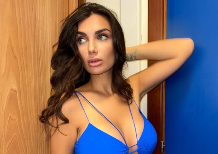 elettra lamborghini che si tocca i capelli
