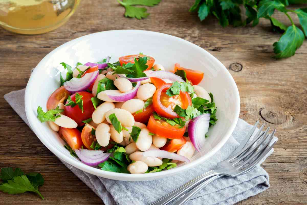 insalata di fagioli pomodori e cipolle