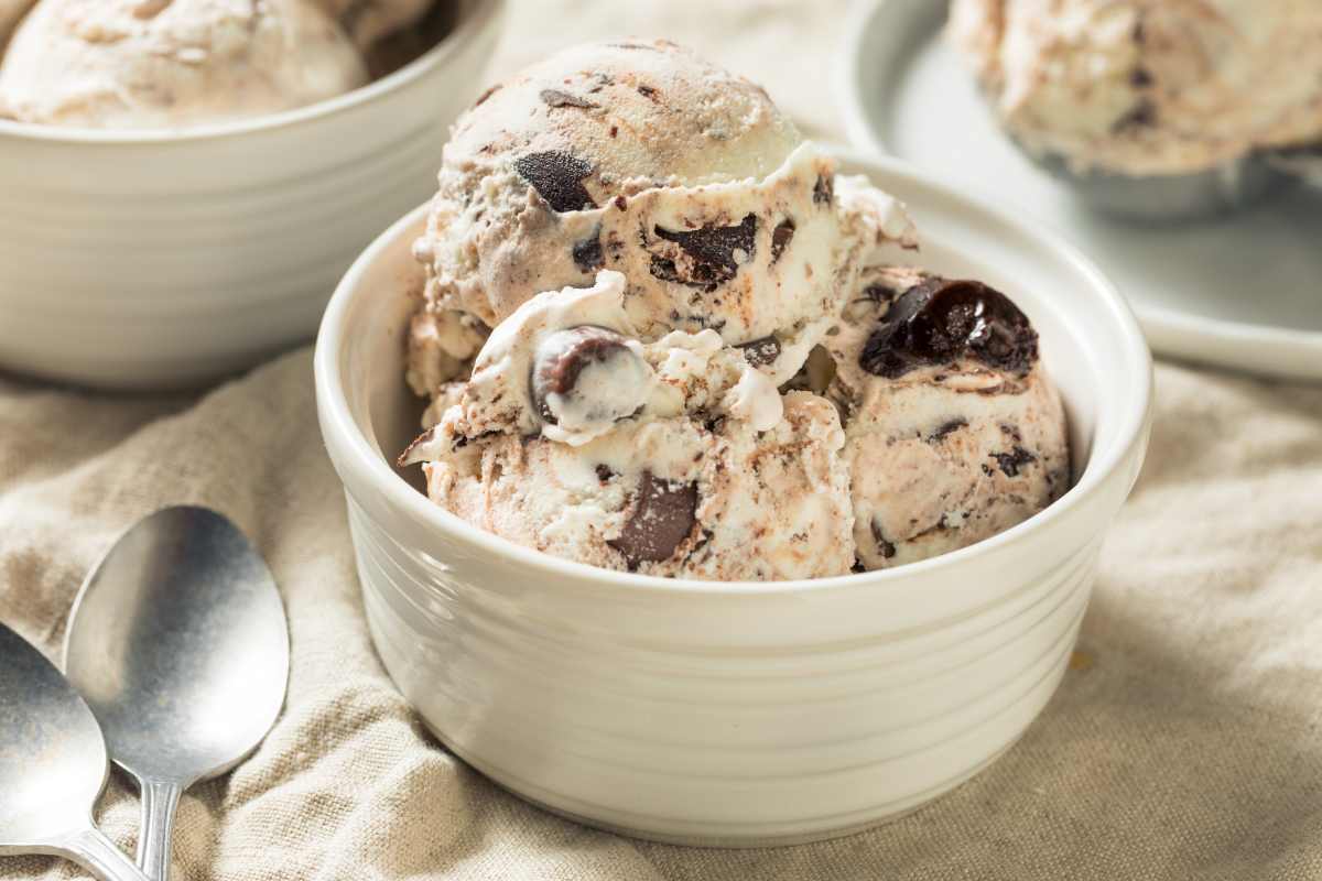 coppetta di gelato alla stracciatella