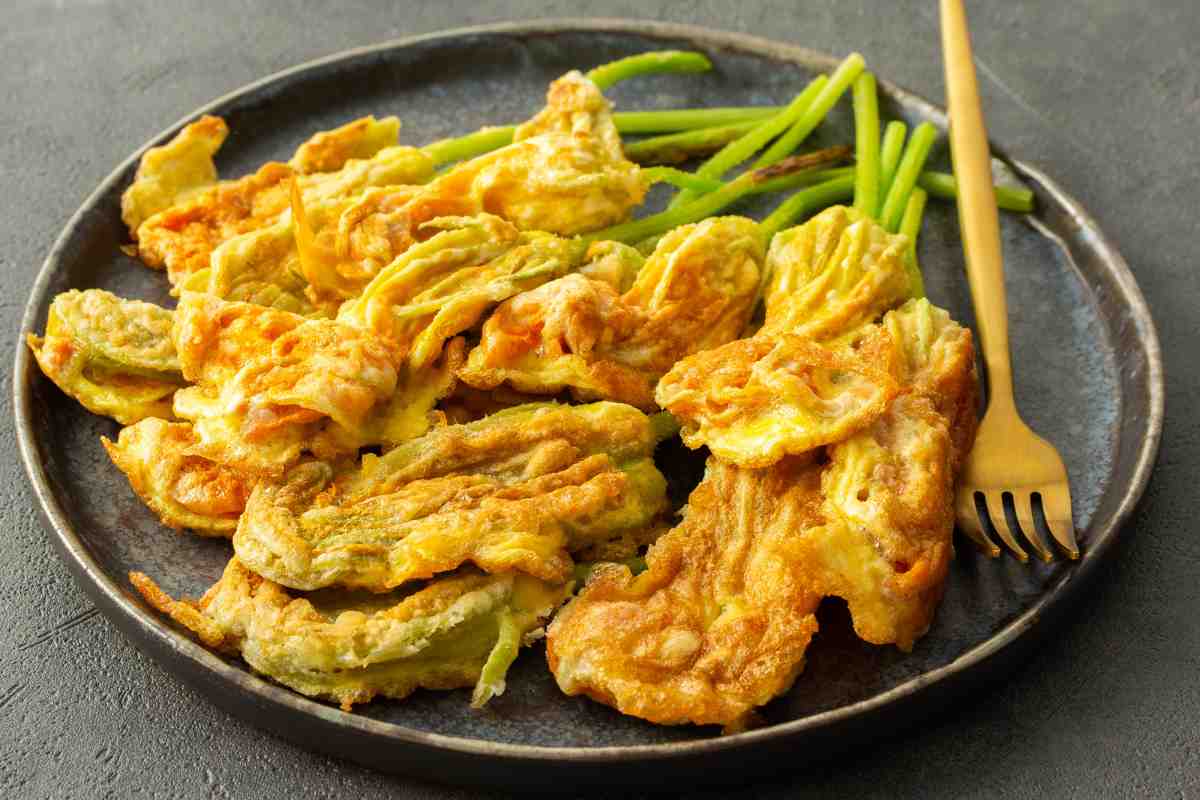 piatto di fiori di zucca fritti