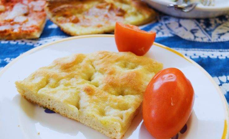 focaccia e due pomodori