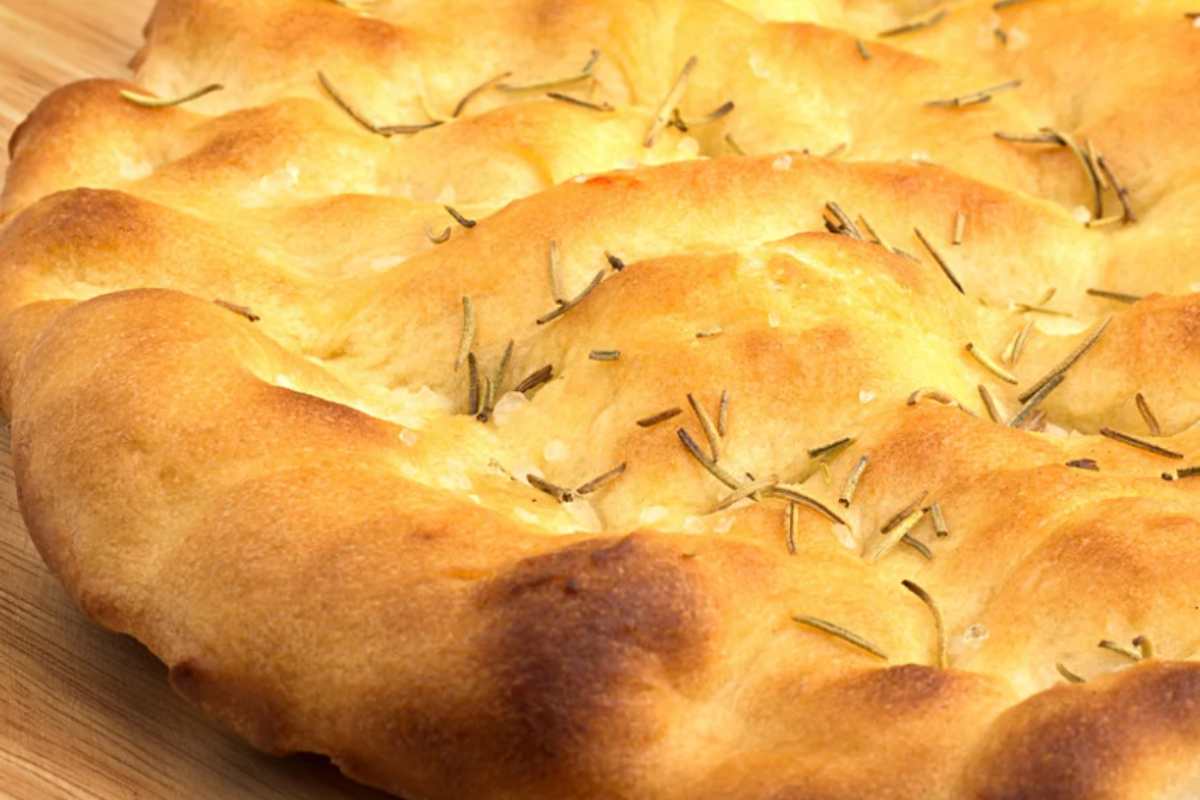 focaccia dorata con erbe aromatiche