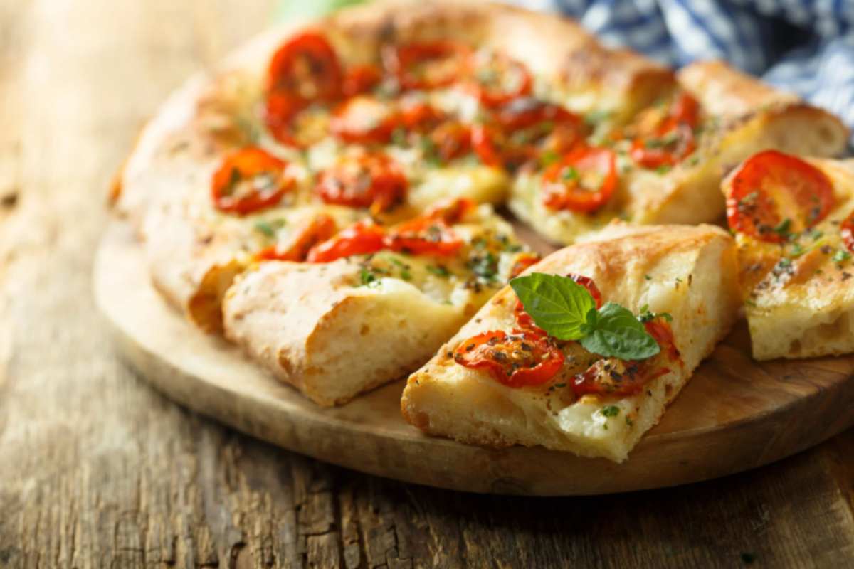 focaccia con pomodori su tagliere