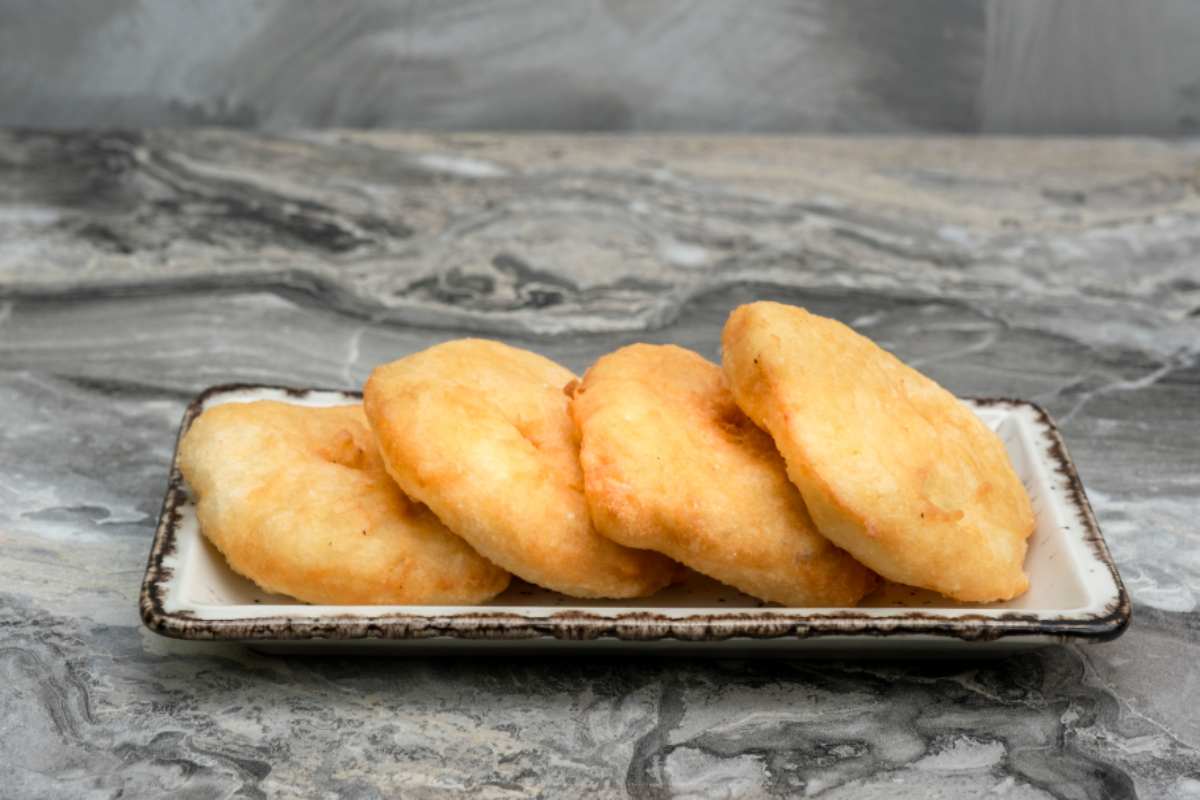 frittelle in fila in un vassoio