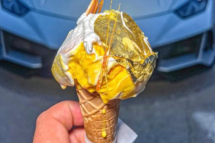 persona con in mano un cono gelato