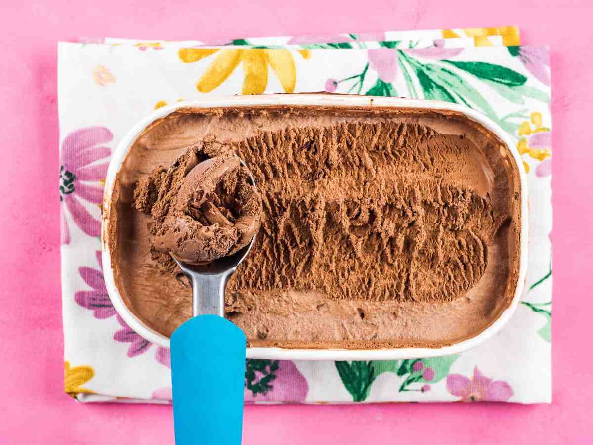 gelato al cioccolato in vaschetta