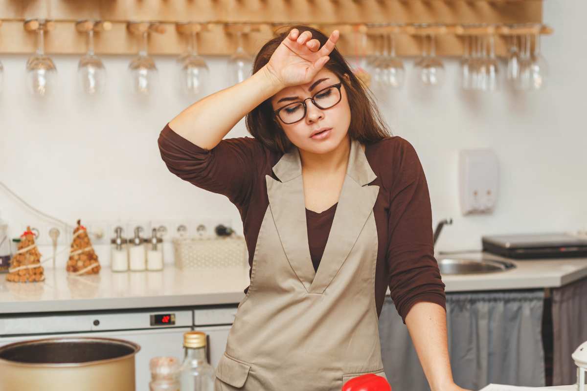 donna in cucina