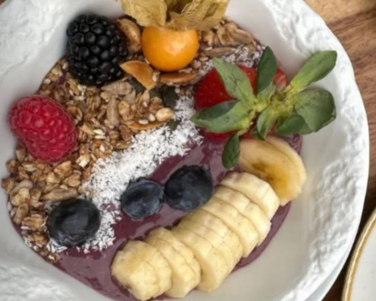bowl con acai frutta fresca e granola