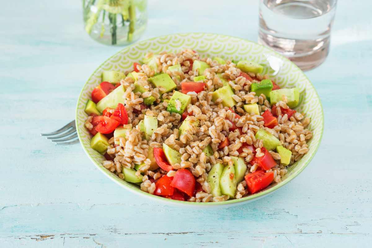 insalata di farro con pomodori