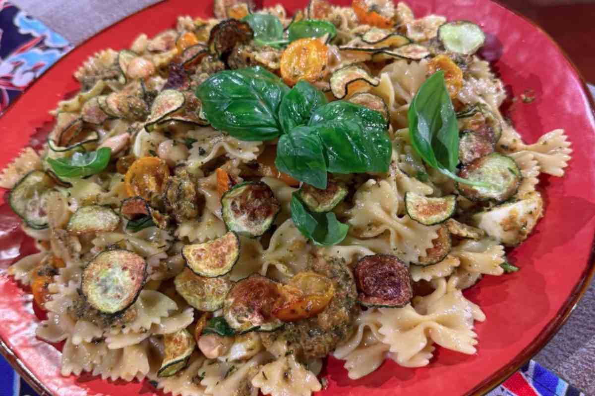 insalata di pasta con zucchine e mandorle