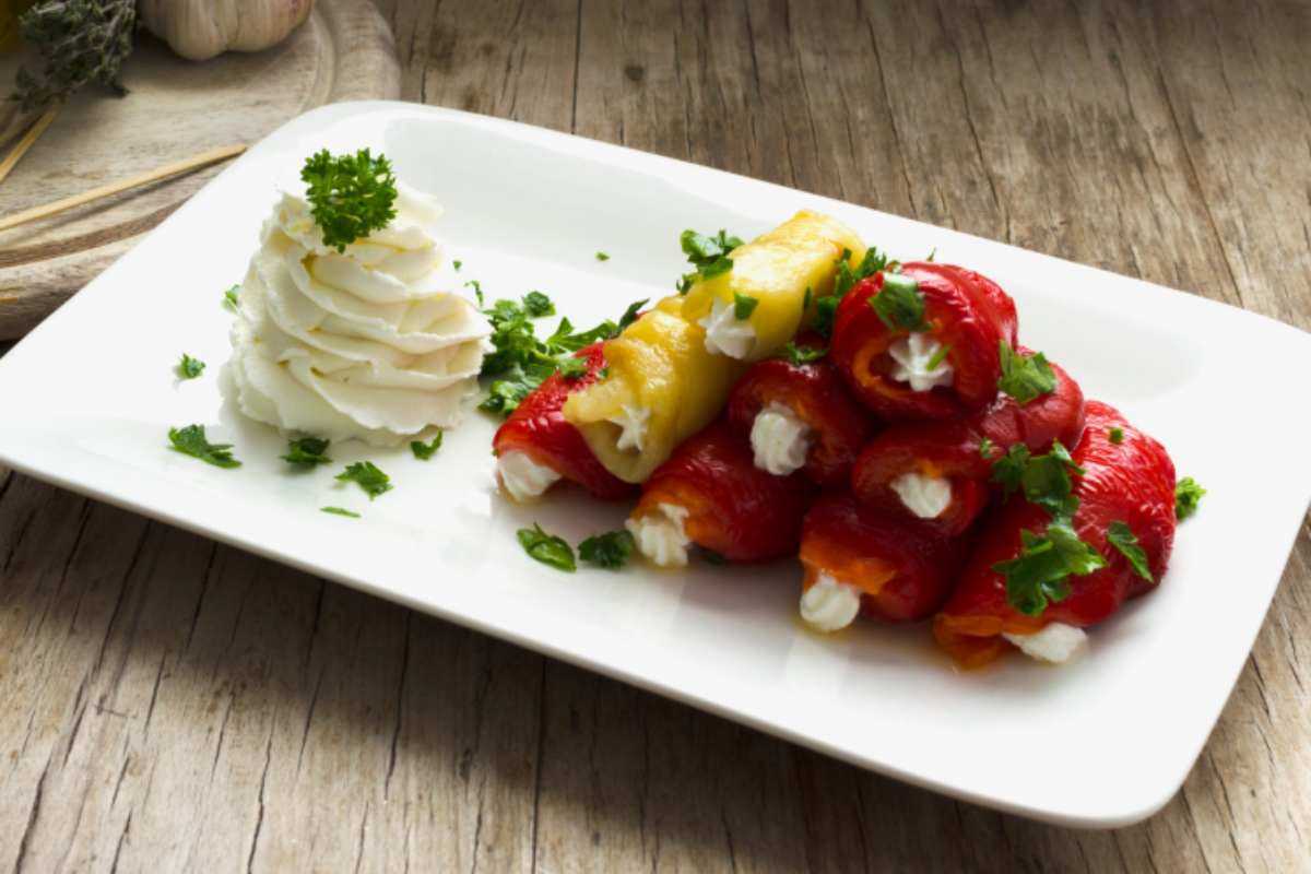 vassoio con involtini di peperoni