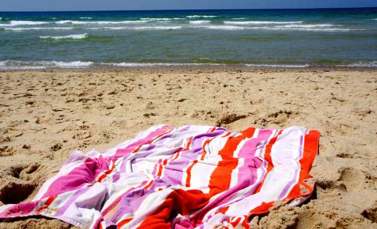 telo mare steso in spiaggia