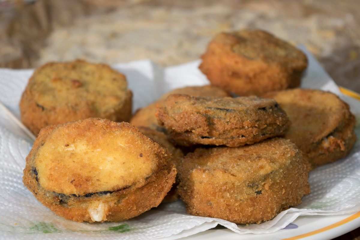 medaglioni di melanzane fritte su carta assorbente