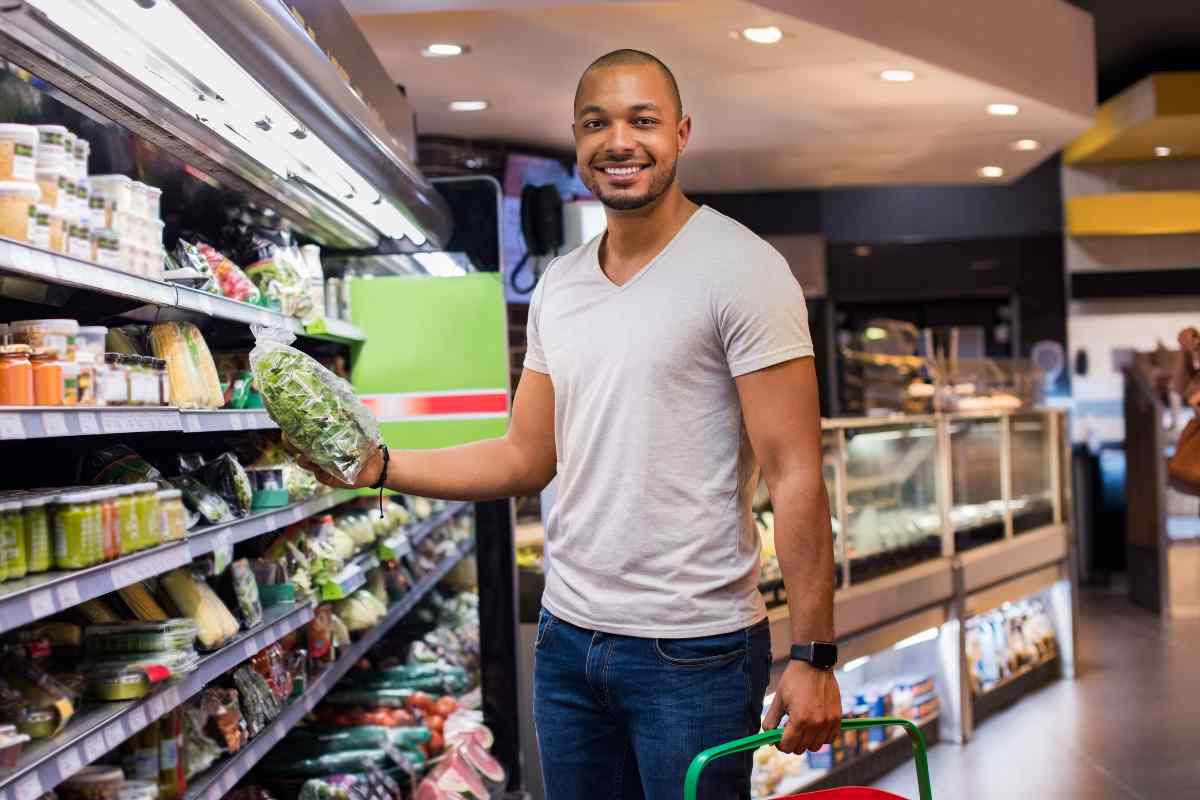 ragazzo che compra insalata in busta