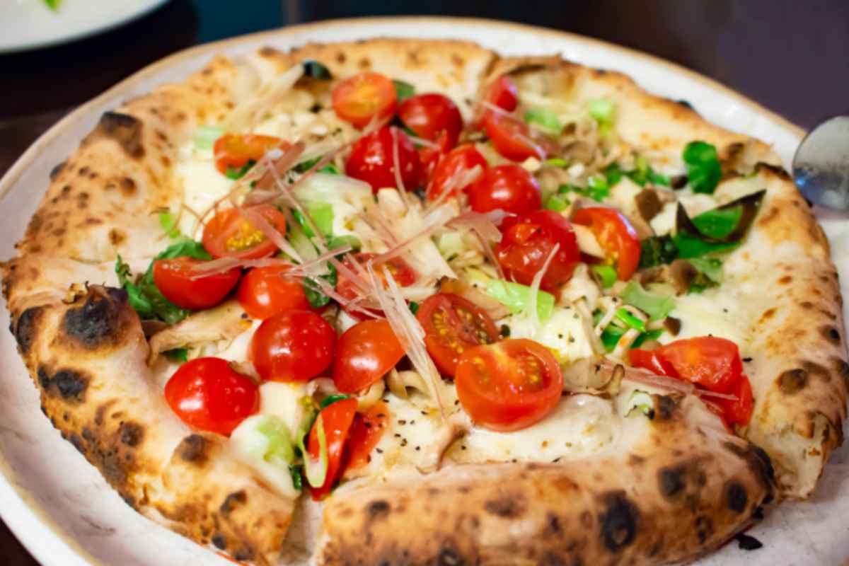 pizza con mozzarella e pomodorini freschi