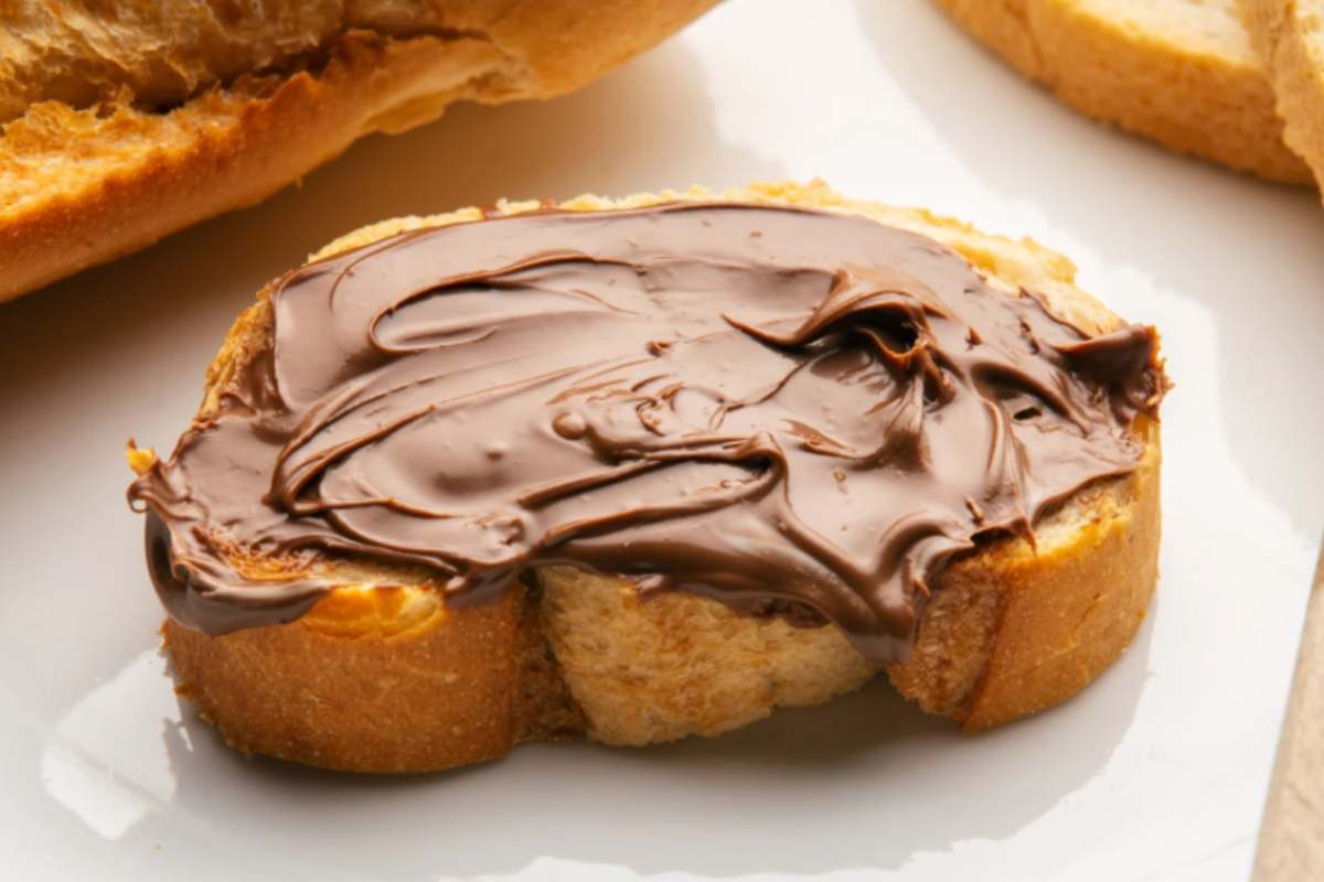 fetta di pane con sopra crema al cioccolato