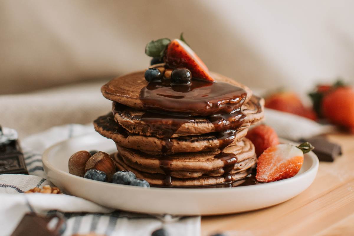 pancake al cacao con frutta fresca