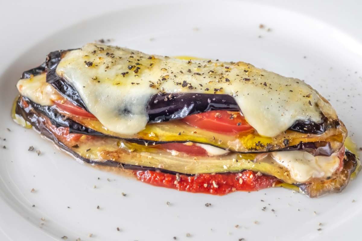 parmigiana di melanzane in un piatto