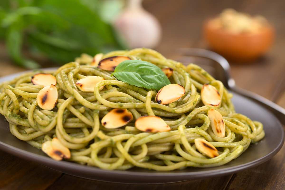 pasta al pesto di mandorle e basilico