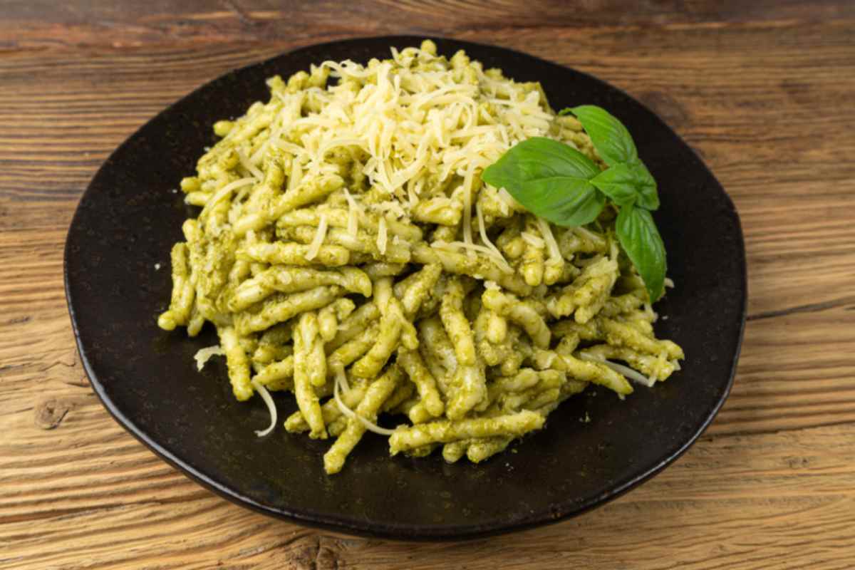 piatto nero con pasta al pesto