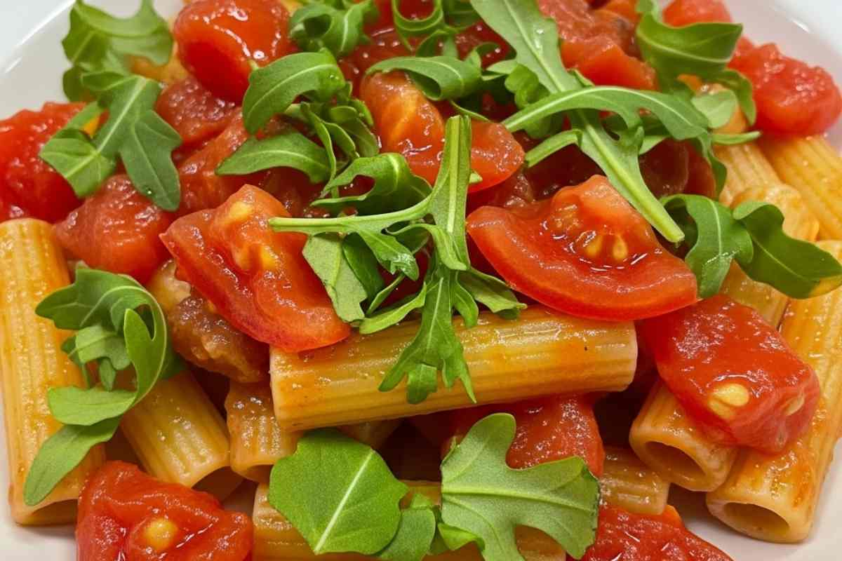 piatto di pasta con pomodoro e rucola