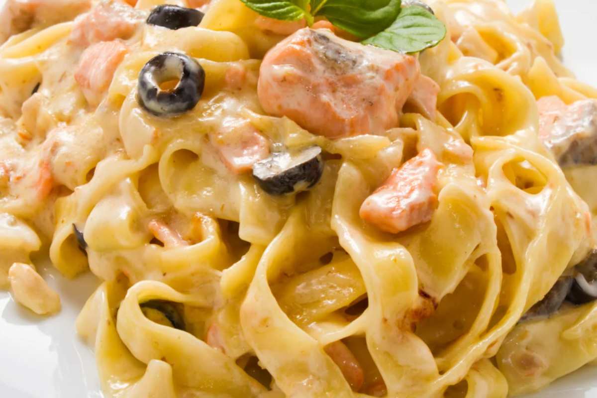 pasta condita con salmone e olive nere