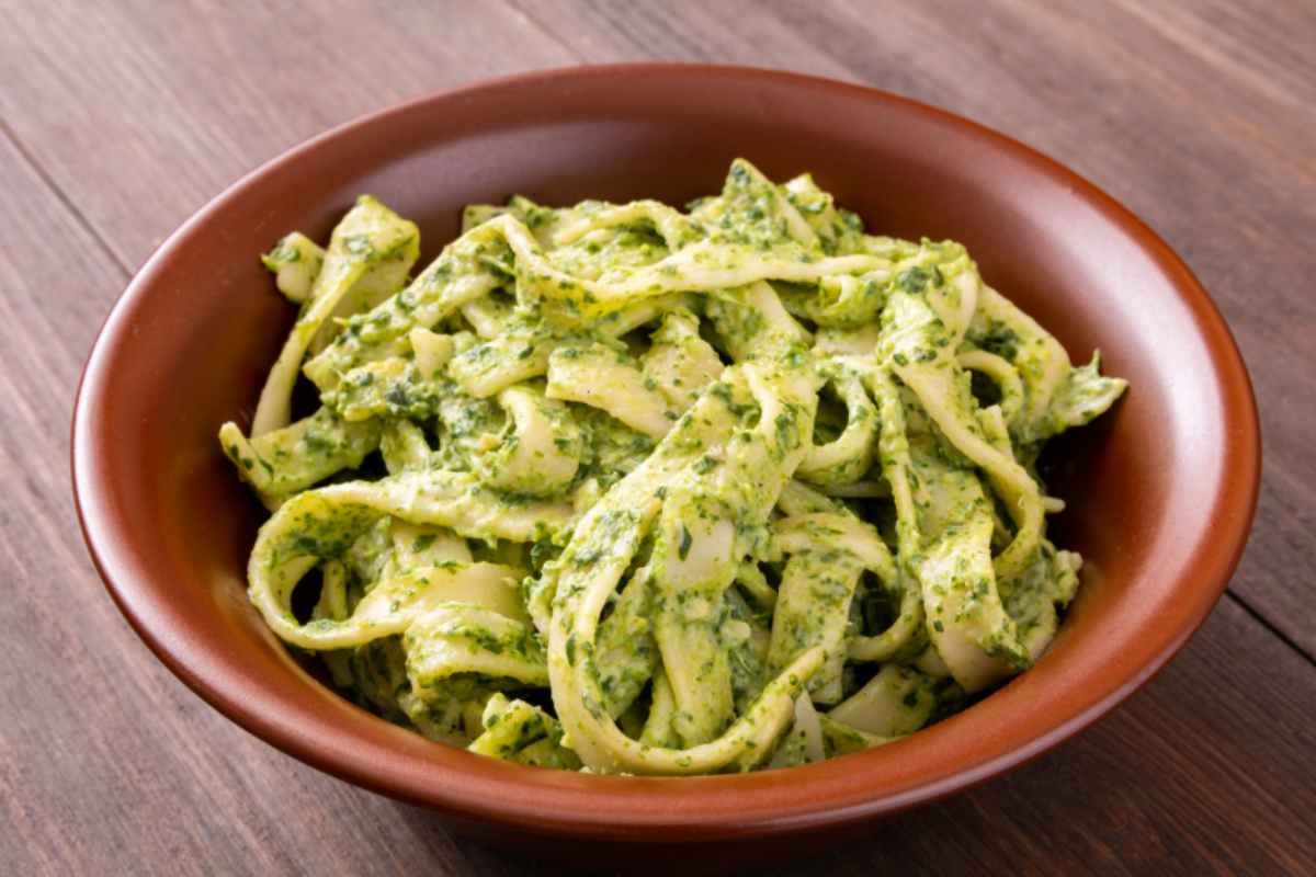 piatto con pasta condita con spinaci