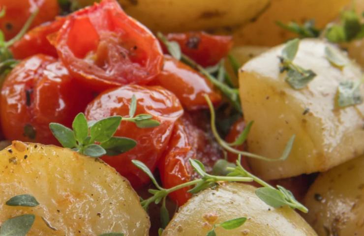 primo piano di patate e pomodori